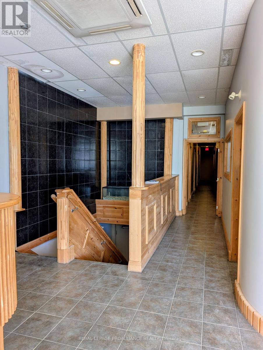 224 Charlotte Street, Peterborough, Ontario  K9J 2T8 - Photo 4 - X12464847
