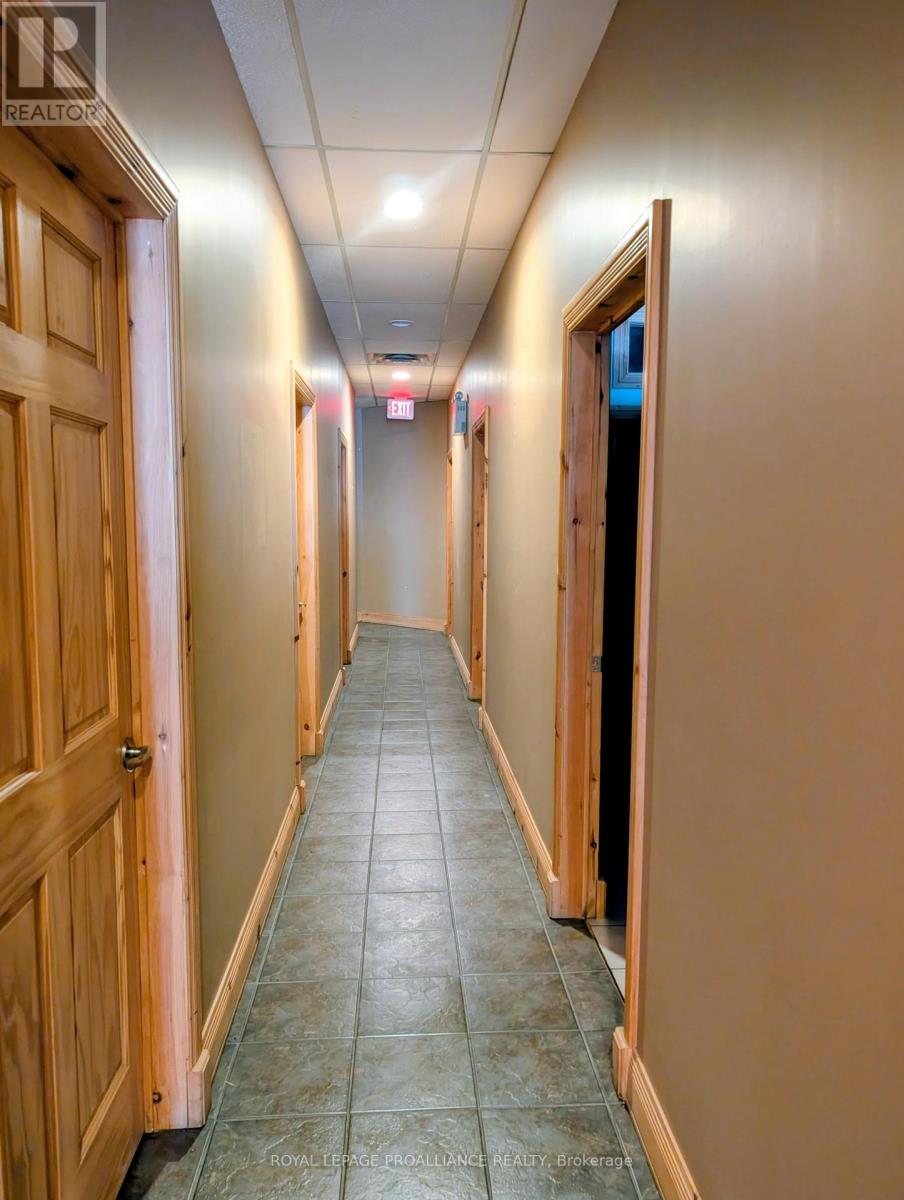 224 Charlotte Street, Peterborough, Ontario  K9J 2T8 - Photo 5 - X12464847