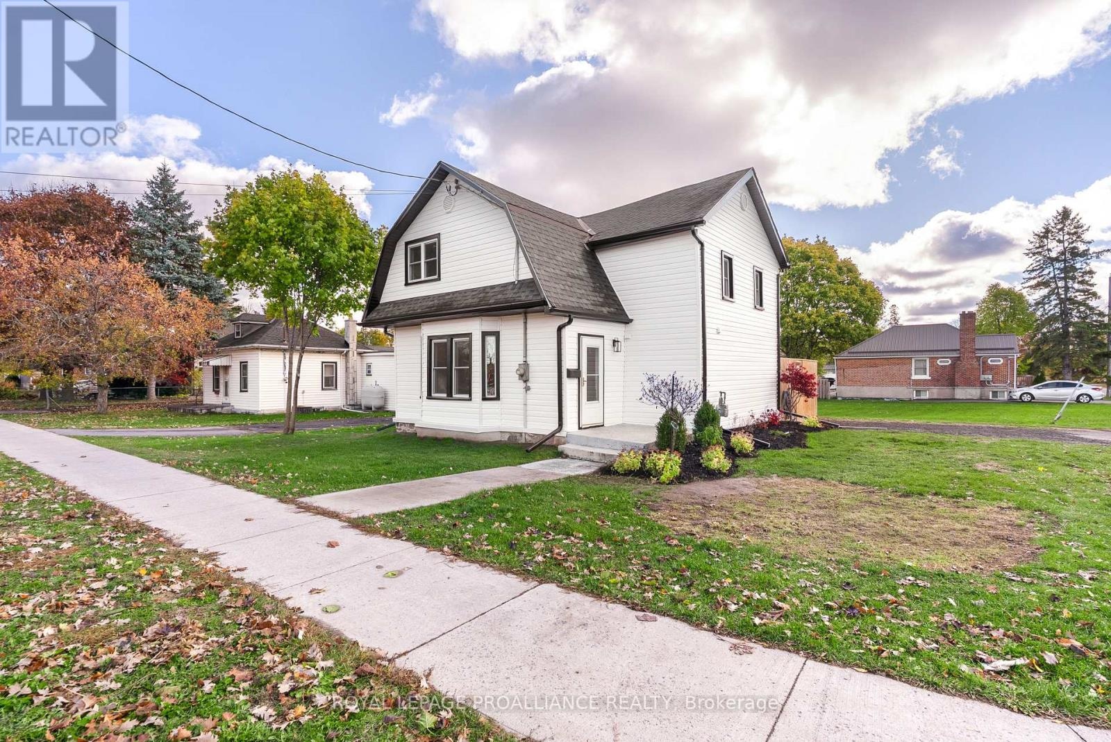 97 Donald Street S, Belleville, Ontario  K8P 2J6 - Photo 1 - X12523940