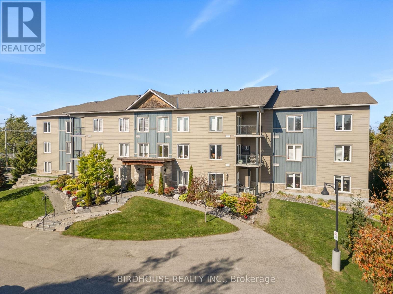 301 - 94 Francis Street W, Kawartha Lakes, Ontario  K0M 1N0 - Photo 2 - X12447664