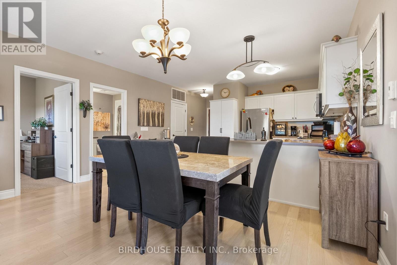 301 - 94 Francis Street W, Kawartha Lakes, Ontario  K0M 1N0 - Photo 12 - X12447664