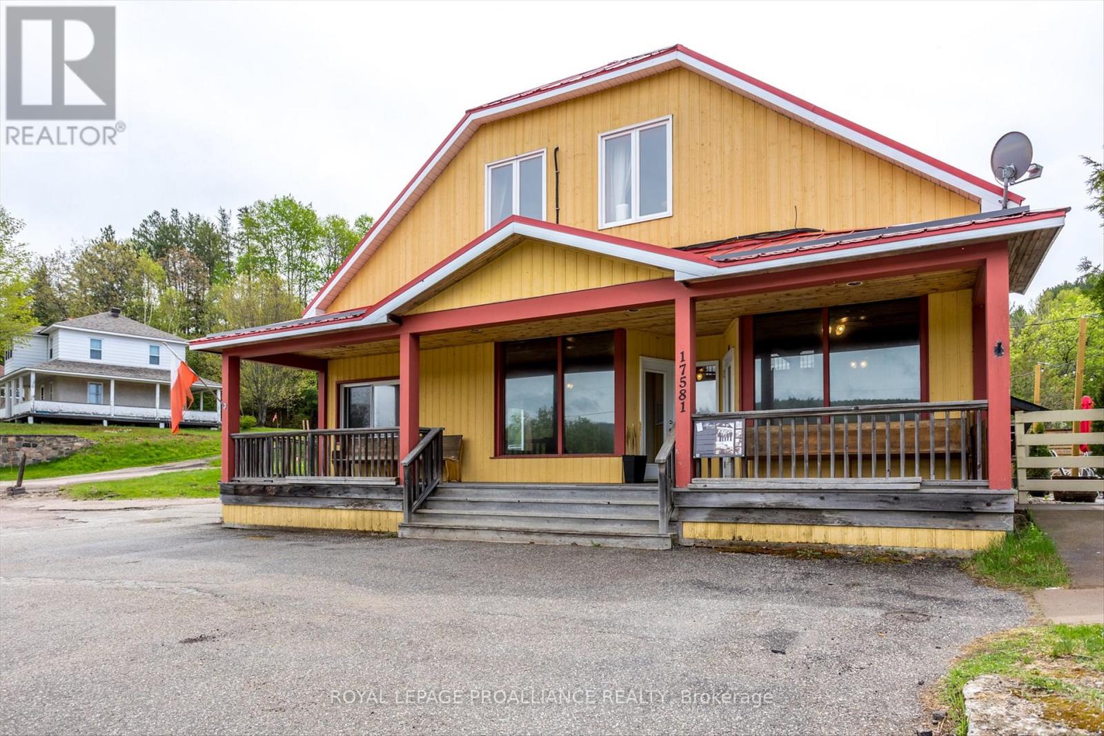 17581 Highway 60, Madawaska Valley, Ontario K0J 2N0 - Photo 2 - X12940996