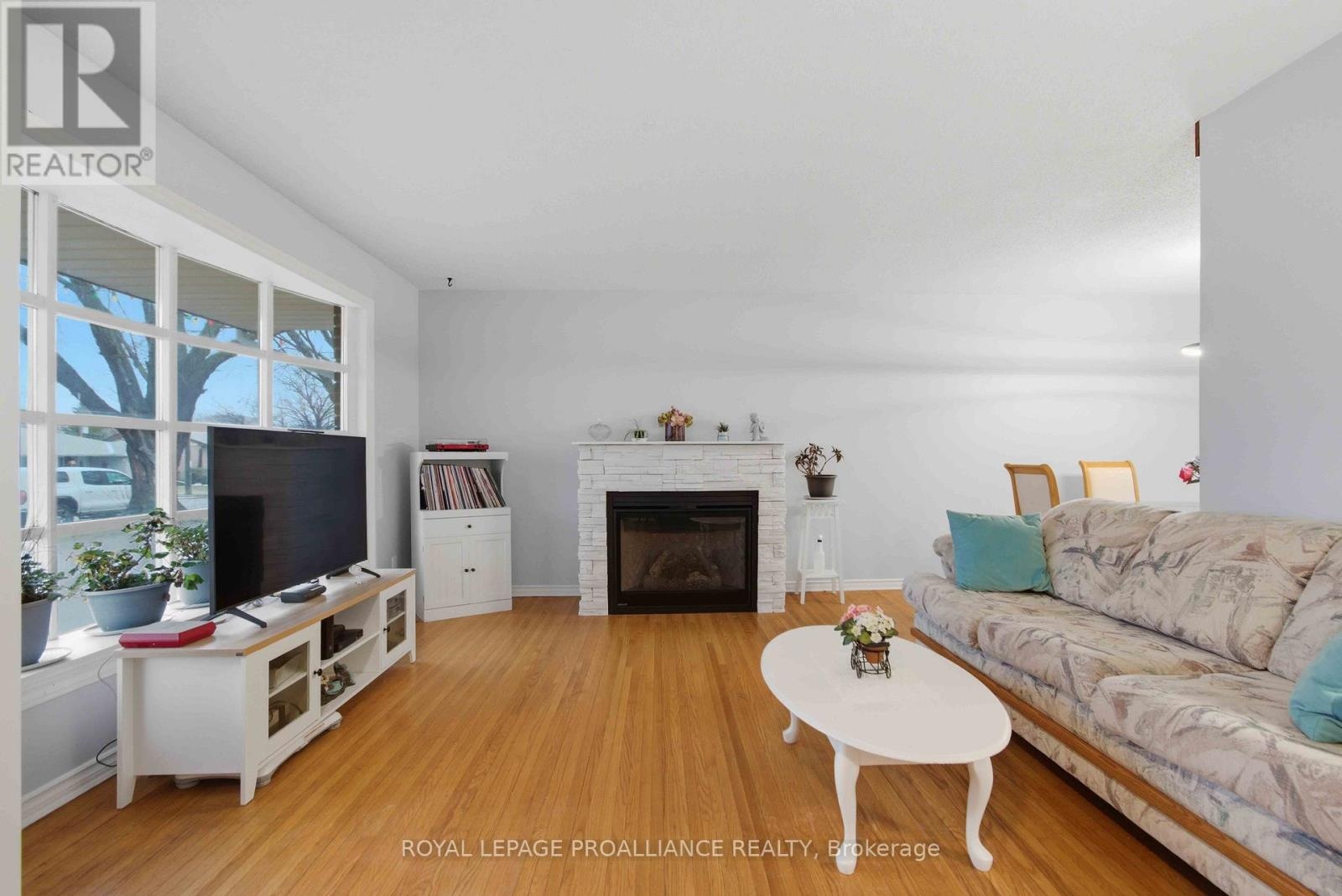 36 Shoniker Avenue, Quinte West, Ontario  K8V 2B5 - Photo 4 - X12951794