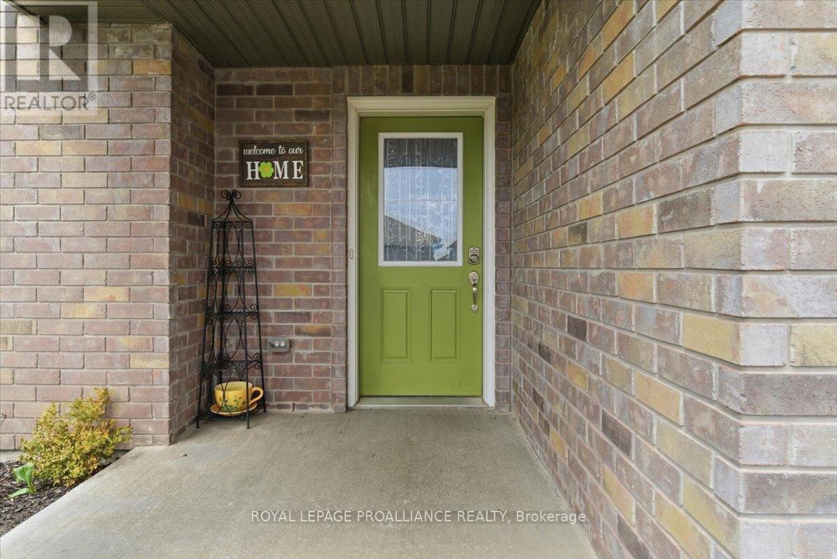 68 Cortland Crescent, Quinte West, Ontario  K8V 0E9 - Photo 4 - X13032058