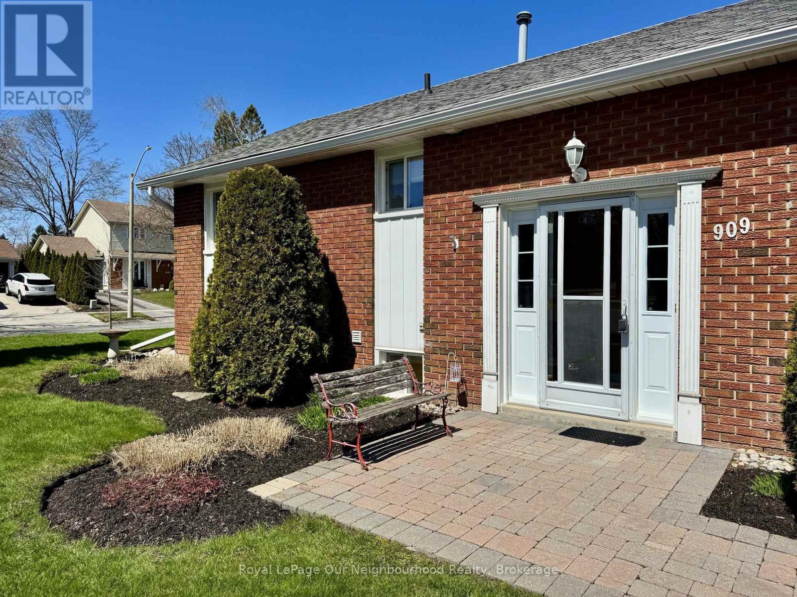 909 Whitefield Drive, Peterborough, Ontario K9J 7W1 - Photo 3 - X12898546