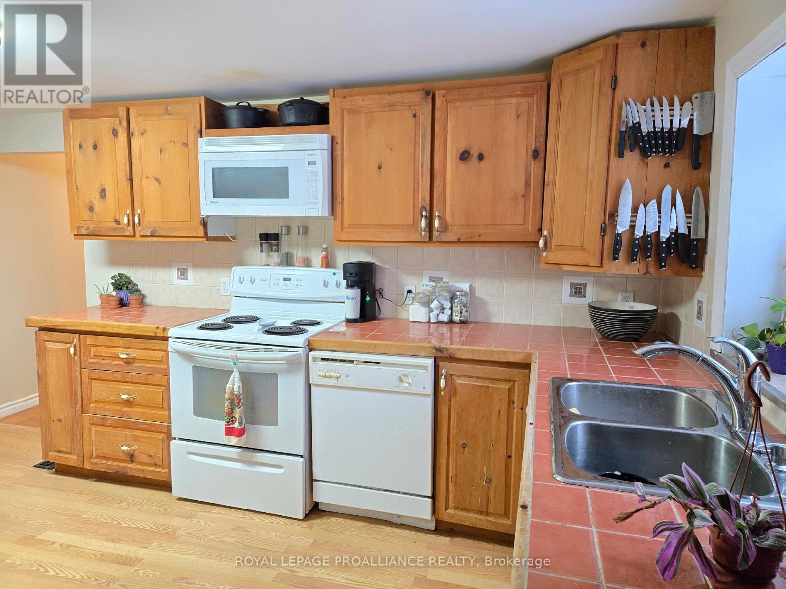 118 Hubbs Road, Prince Edward County, Ontario  K0K 1A0 - Photo 5 - X12774598