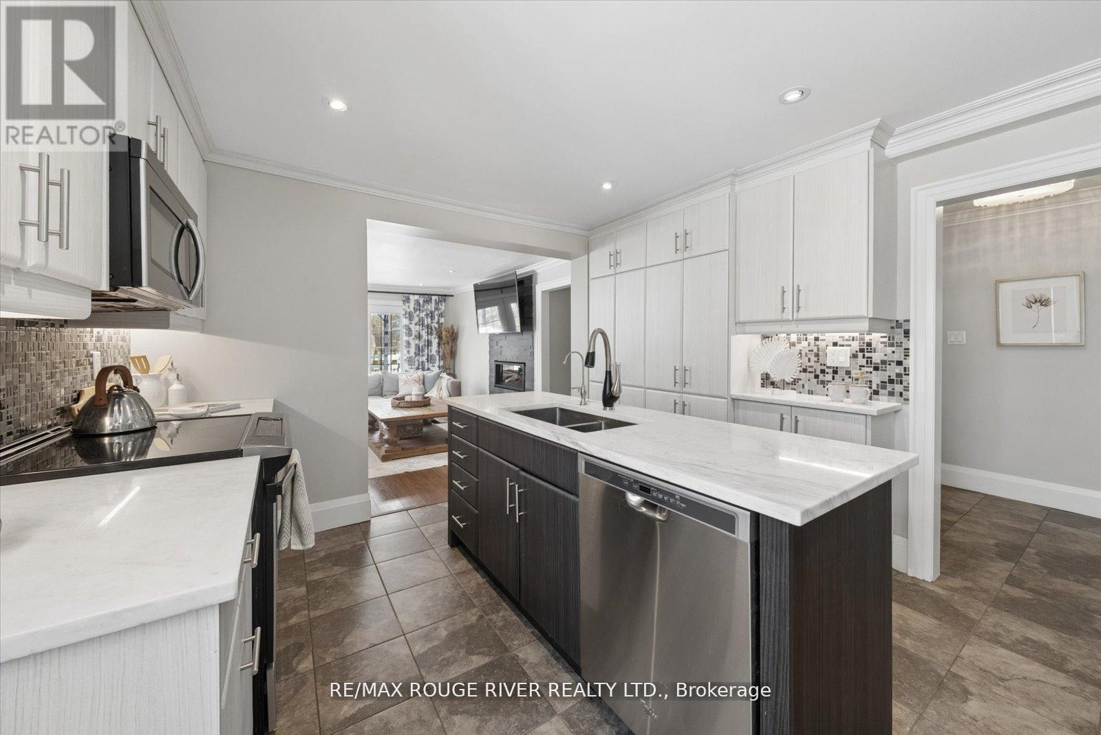 28 Columbus Road E, Oshawa, Ontario  L1H 7K4 - Photo 11 - E13074156