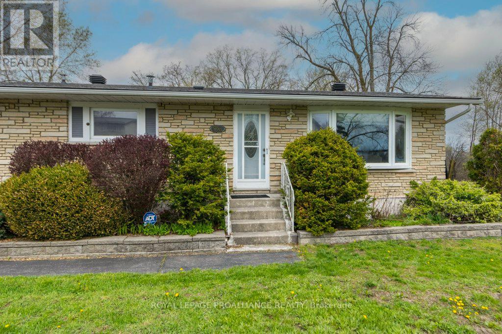 86 Store Street, Quinte West, Ontario K8V 4J2 - Photo 2 - X13099038