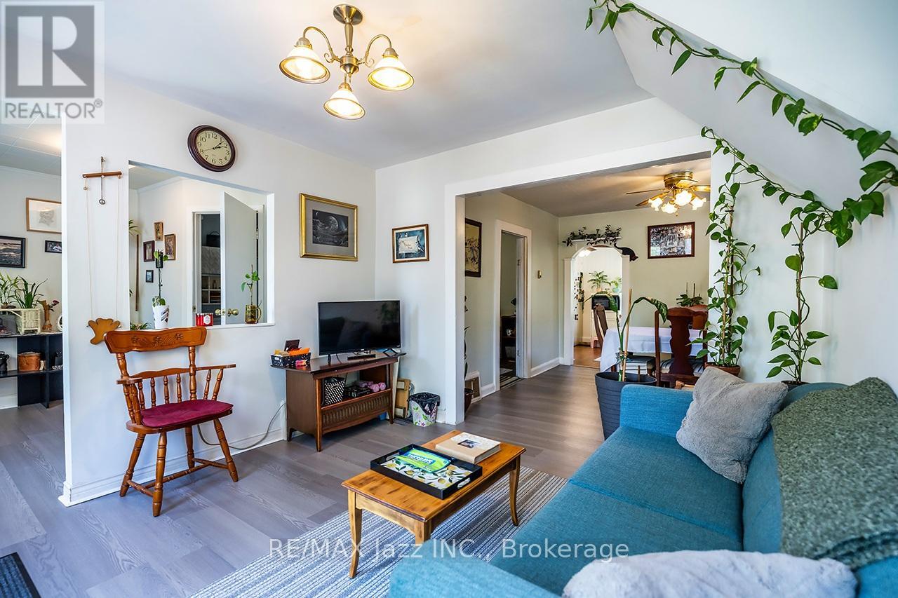 162 College Avenue, Oshawa, Ontario  L1J 1R4 - Photo 4 - E13187648