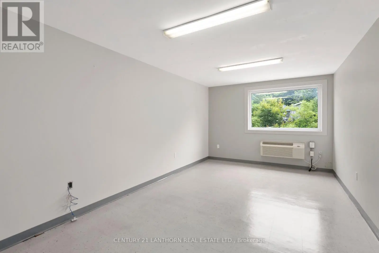 215 - 35 Bridge Street, Prince Edward County, Ontario  K0K 2T0 - Photo 2 - X11988789