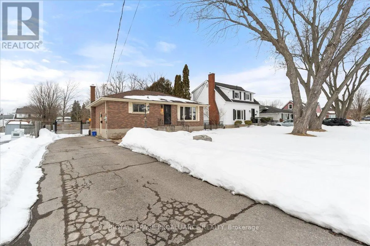 28 Glendale Road, Belleville, Ontario  K8P 4H5 - Photo 3 - X12002113