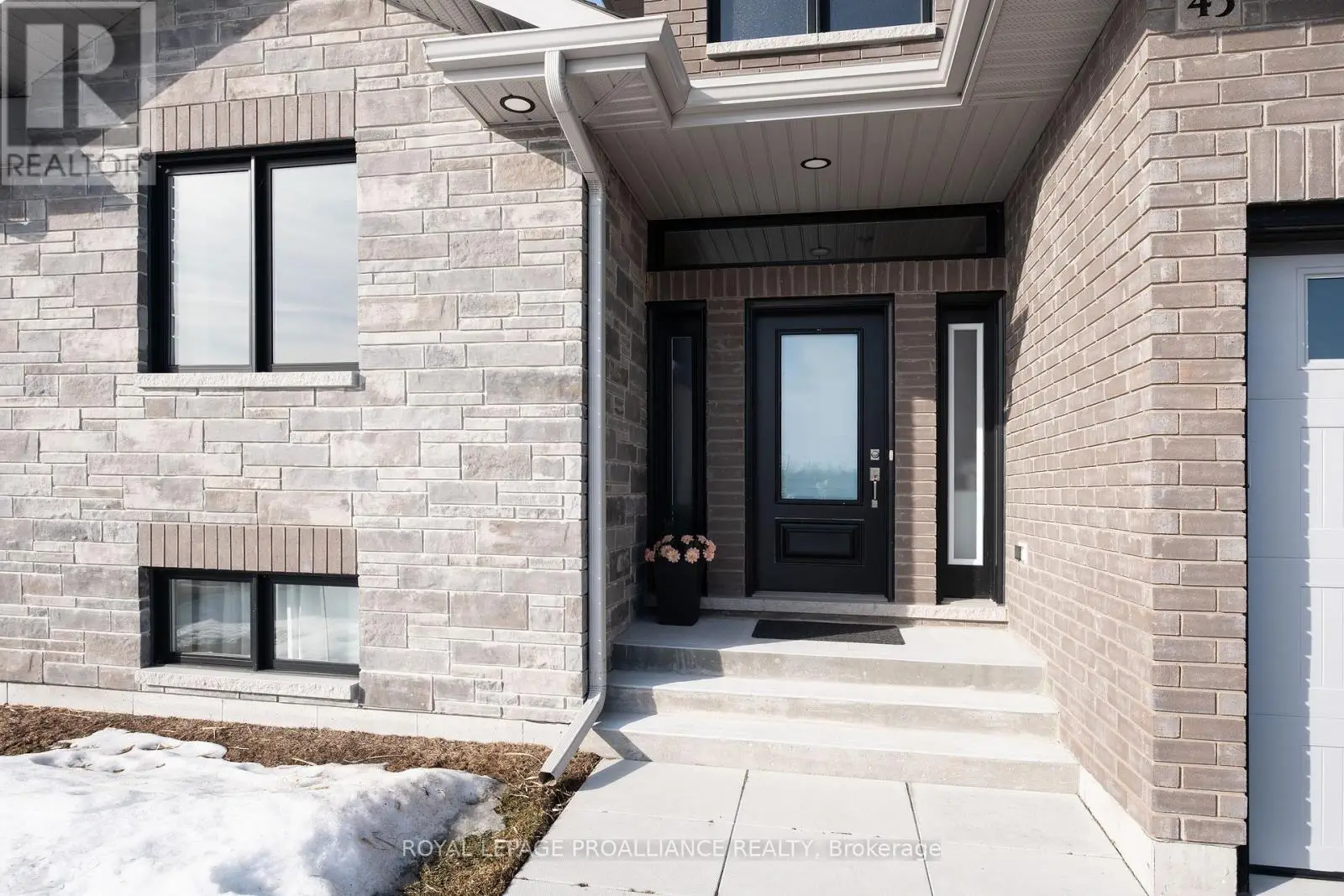 43 Cattail Crescent, Quinte West, Ontario  K8V 0J3 - Photo 2 - X12014612