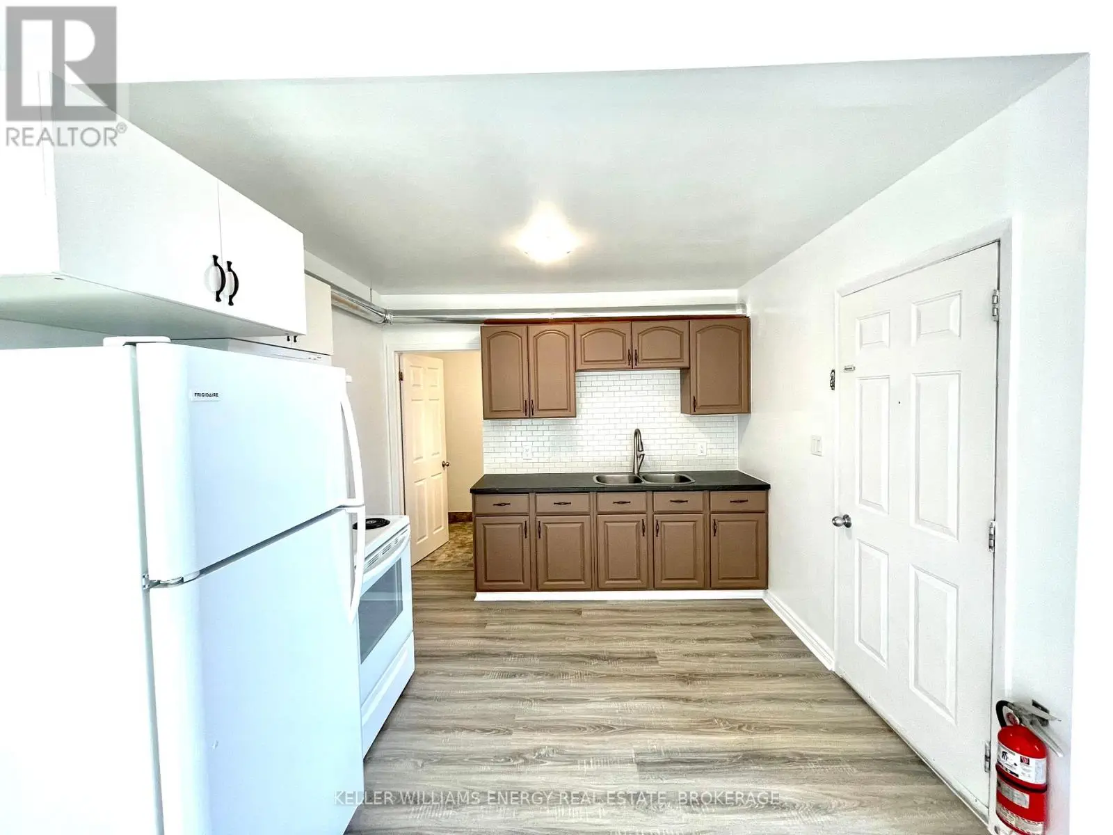 98 Bayfield Street, Barrie, Ontario  L4M 3A8 - Photo 3 - S12029532