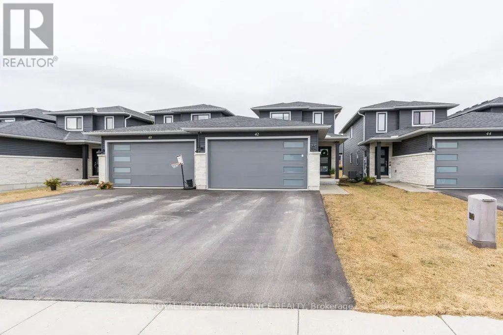42 Dewal Place, Belleville, Ontario  K8P 0E5 - Photo 3 - X12032042