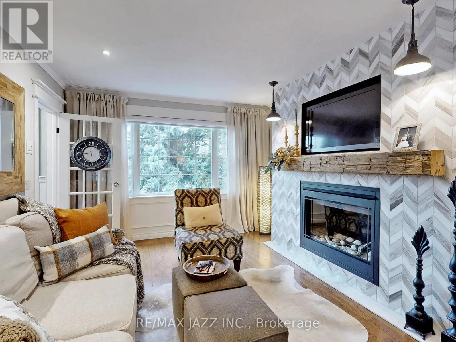 1633 Charles Street, Whitby, Ontario  L1N 1C1 - Photo 2 - E12040213