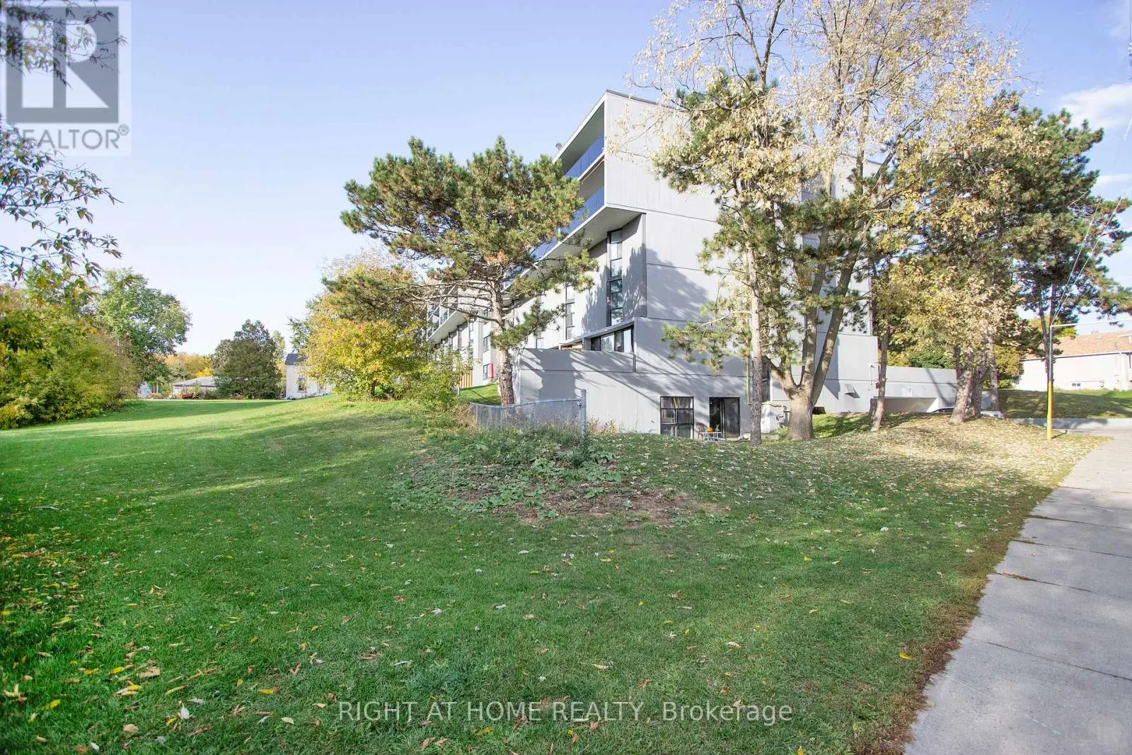 110 - 454 Centre Street S, Oshawa, Ontario  L1H 4C2 - Photo 2 - E12058574
