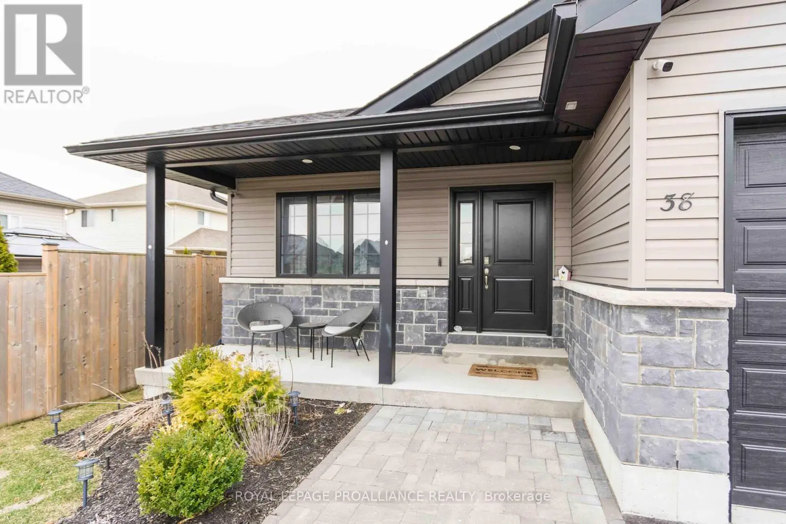 38 Deacon Place, Belleville, Ontario  K8P 0G4 - Photo 2 - X12077009