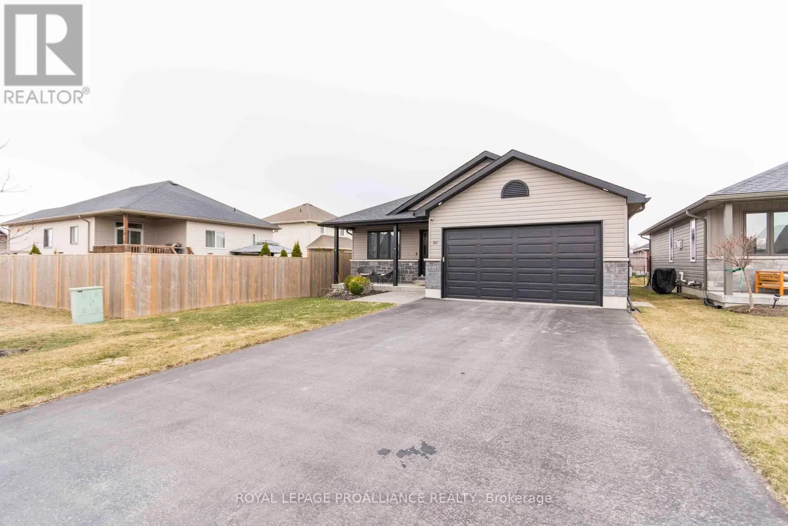 38 Deacon Place, Belleville, Ontario  K8P 0G4 - Photo 3 - X12077009