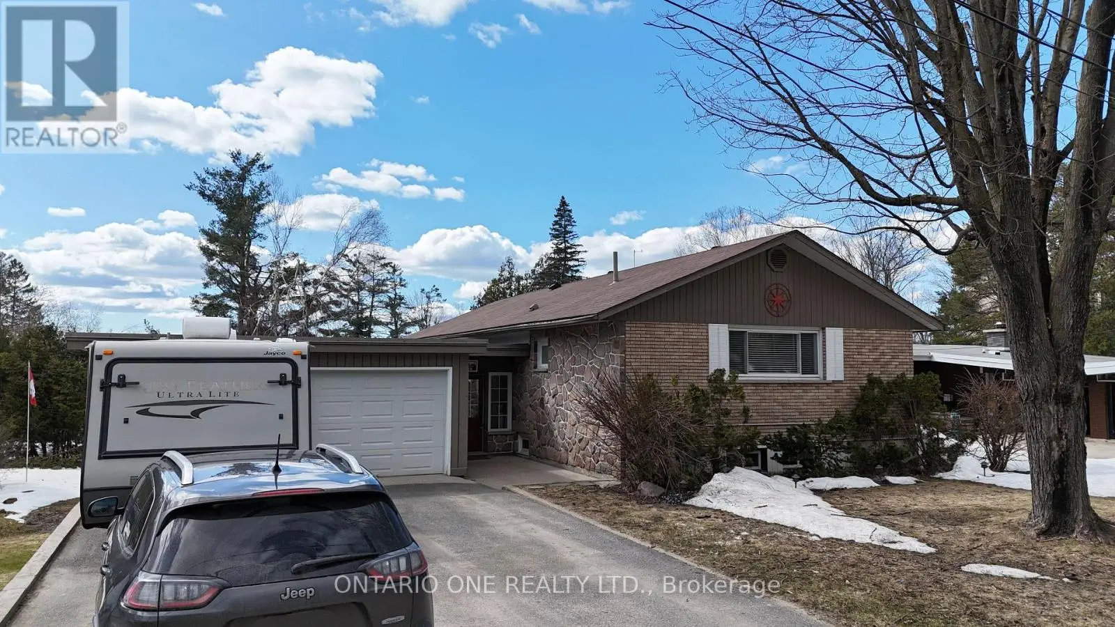 355 Greavette Street, Gravenhurst, Ontario  P1P 1G6 - Photo 1 - X12041942