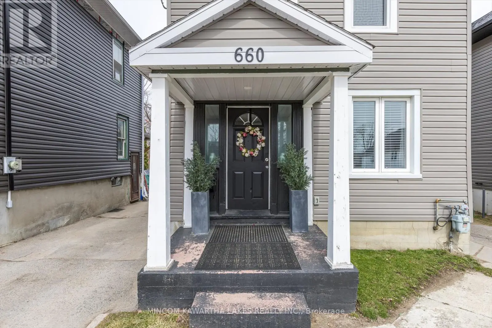 660 Romaine Street, Peterborough Central, Ontario  K9J 2E4 - Photo 2 - X12081396