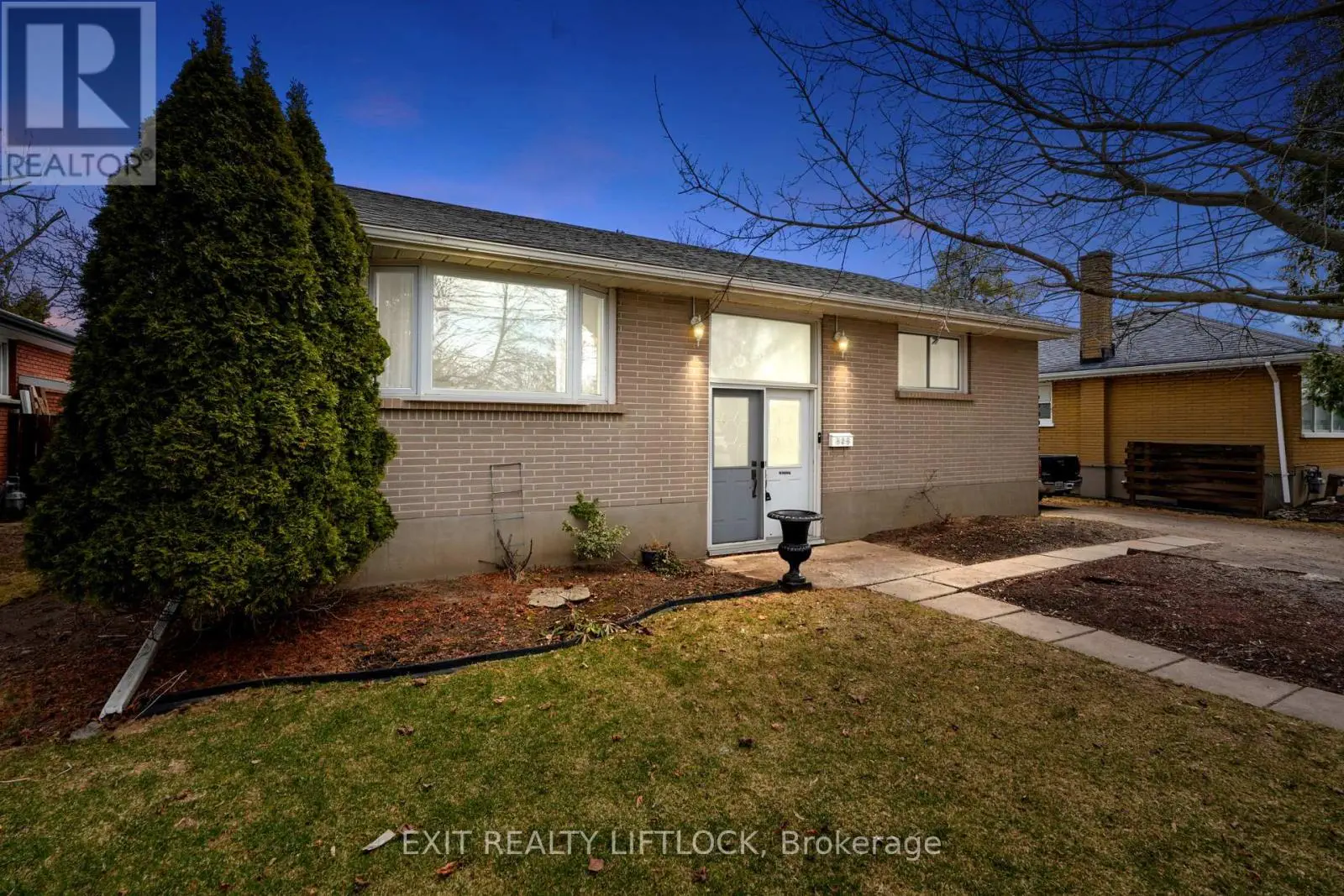 526 Erskine Avenue, Peterborough South, Ontario  K9J 5T4 - Photo 3 - X12083087