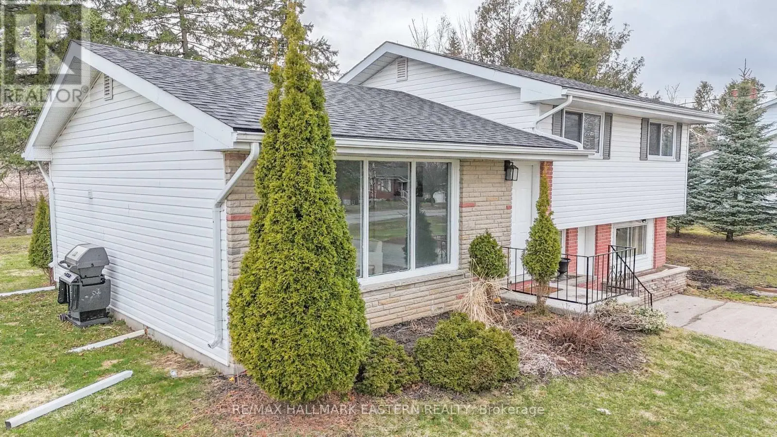 204 Hillview Drive, Peterborough North, Ontario  K9K 2N2 - Photo 2 - X12087145