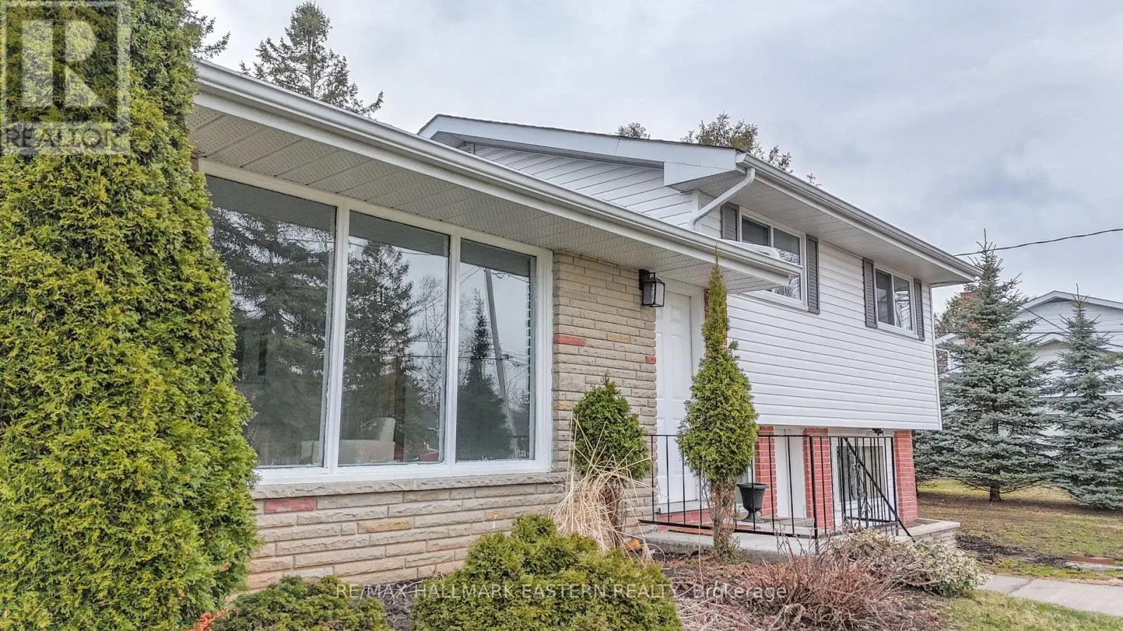 204 Hillview Drive, Peterborough North, Ontario  K9K 2N2 - Photo 3 - X12087145