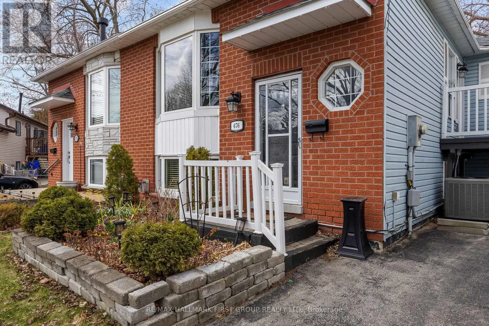 676 Frobisher Court, Oshawa, Ontario  L1J 8M9 - Photo 3 - E12091085
