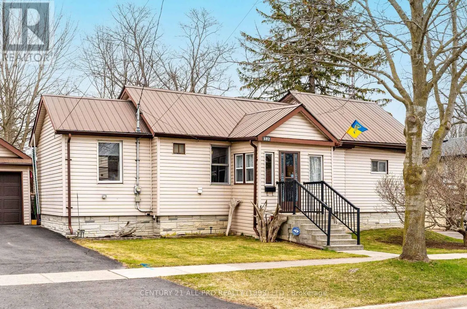 182 Forth Street, Cobourg, Ontario  K9A 2Z5 - Photo 1 - X12090382