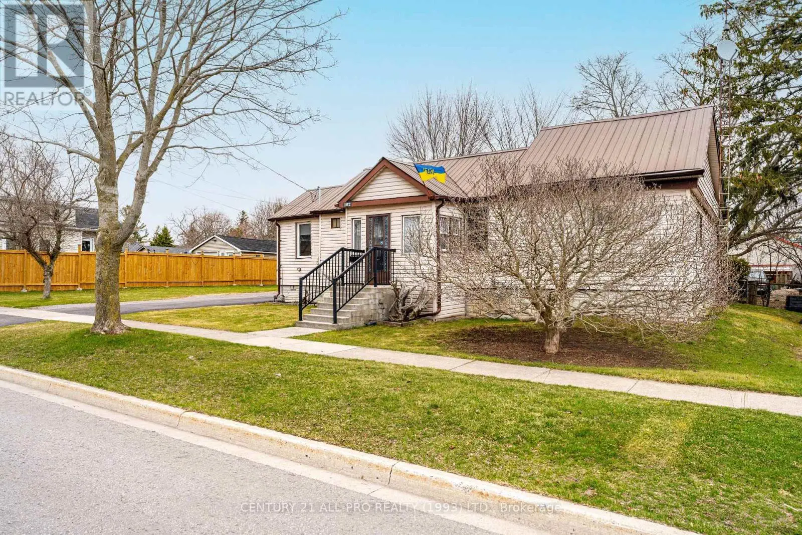 182 Forth Street, Cobourg, Ontario  K9A 2Z5 - Photo 2 - X12090382