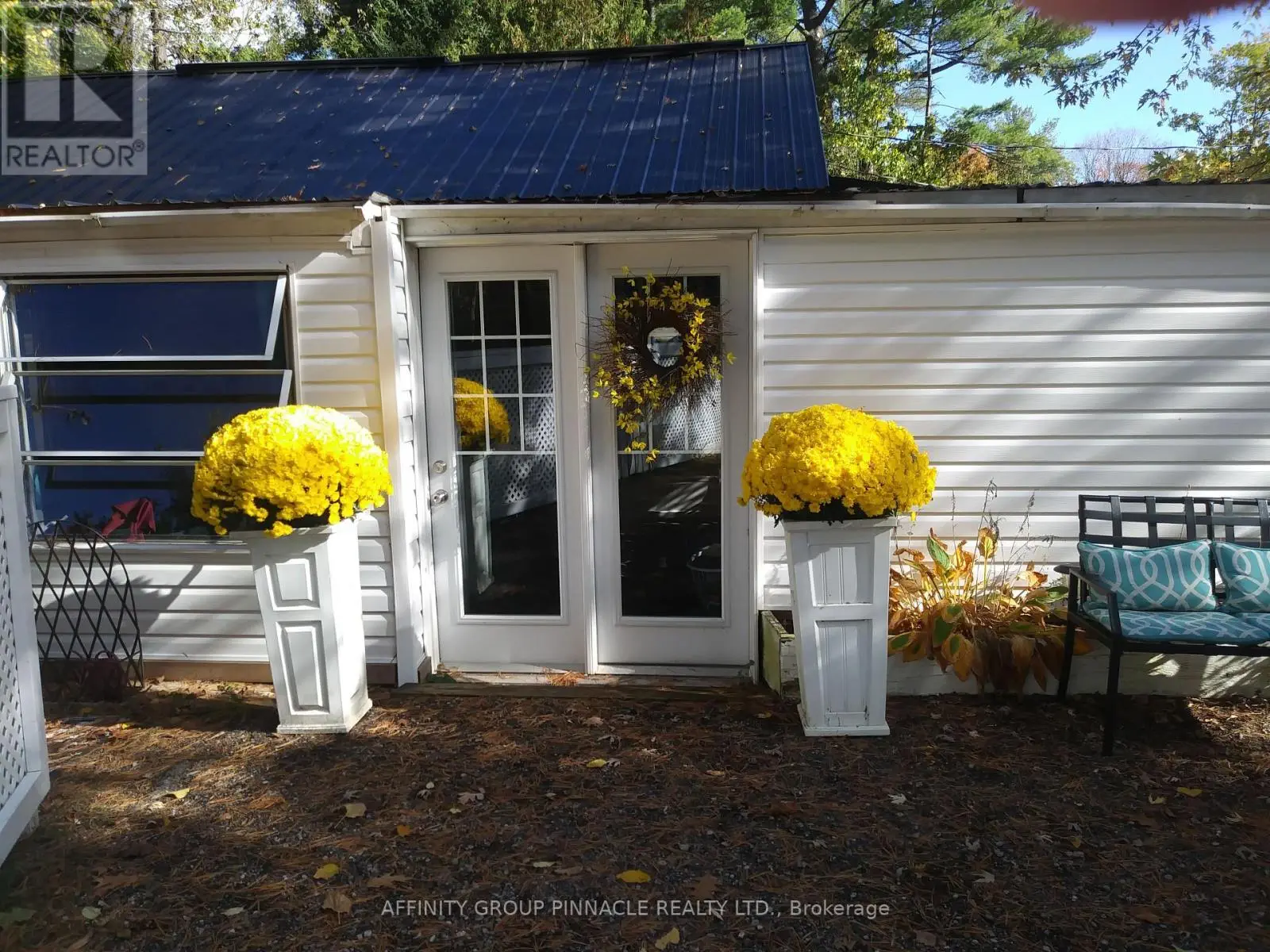 8 Parkhill Drive, Kawartha Lakes, Ontario  K0M 1A0 - Photo 3 - X12091782