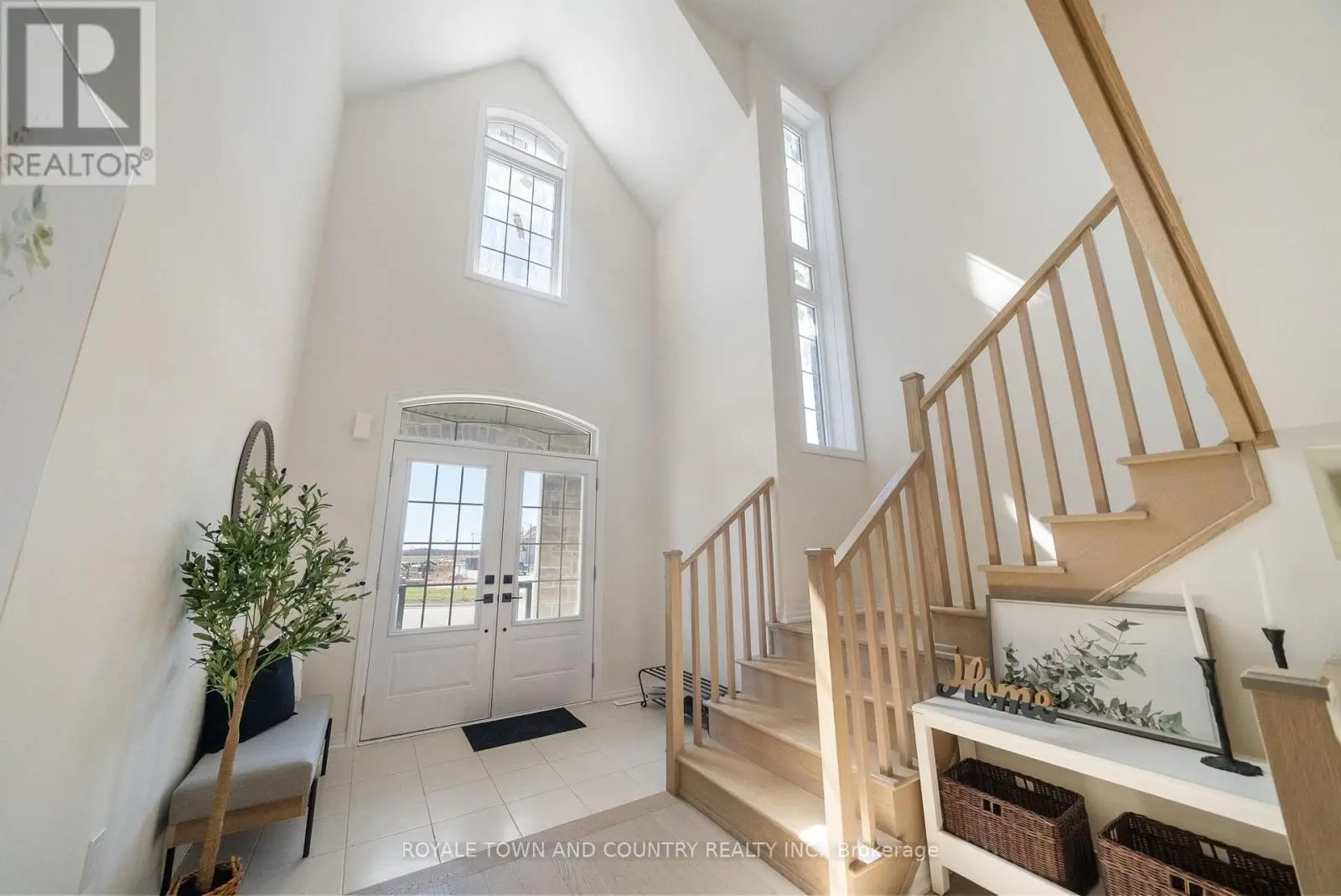 42 Dobson Street, Kawartha Lakes, Ontario  K9V 0E5 - Photo 3 - X12093396