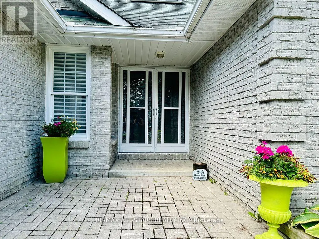 36 Russell Hill Road, Kawartha Lakes, Ontario  K0M 1A0 - Photo 2 - X12101687