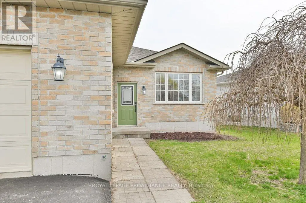 17 Stonegate Crescent, Quinte West, Ontario  K0K 2C0 - Photo 3 - X12104118