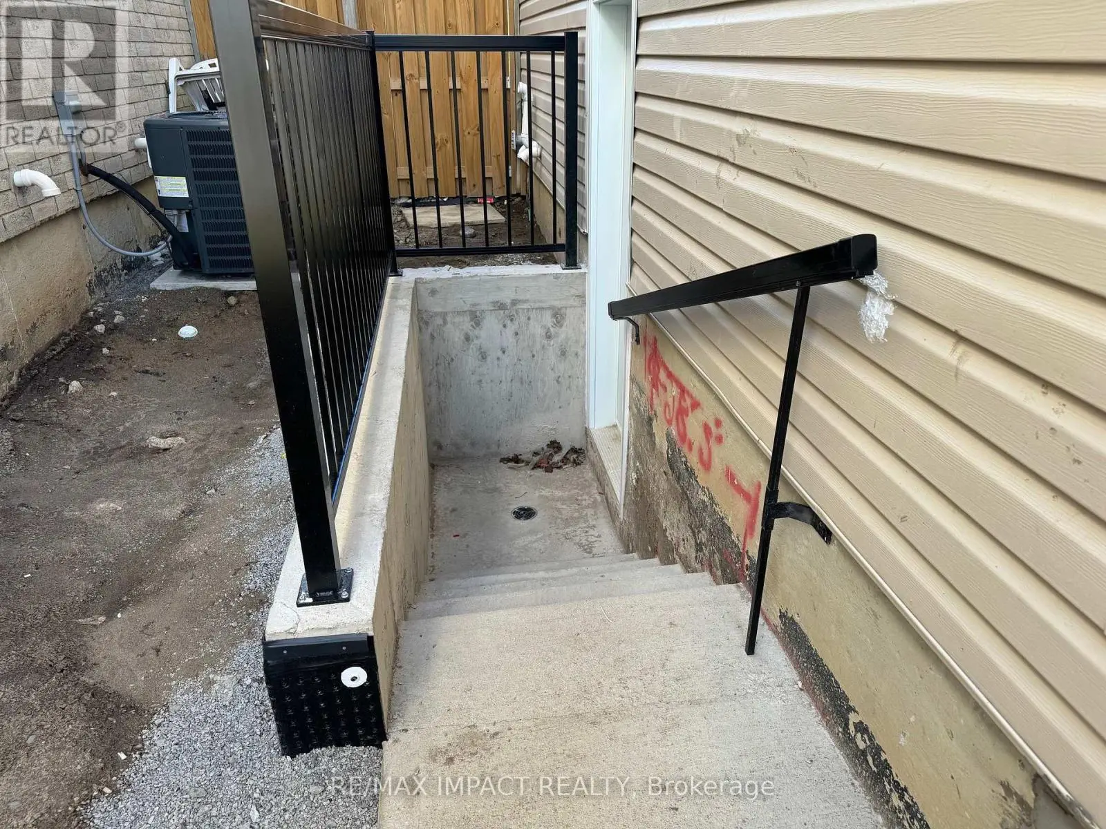 83 Sandford Drive, Whitby, Ontario  L1G 6Y2 - Photo 3 - E12105621