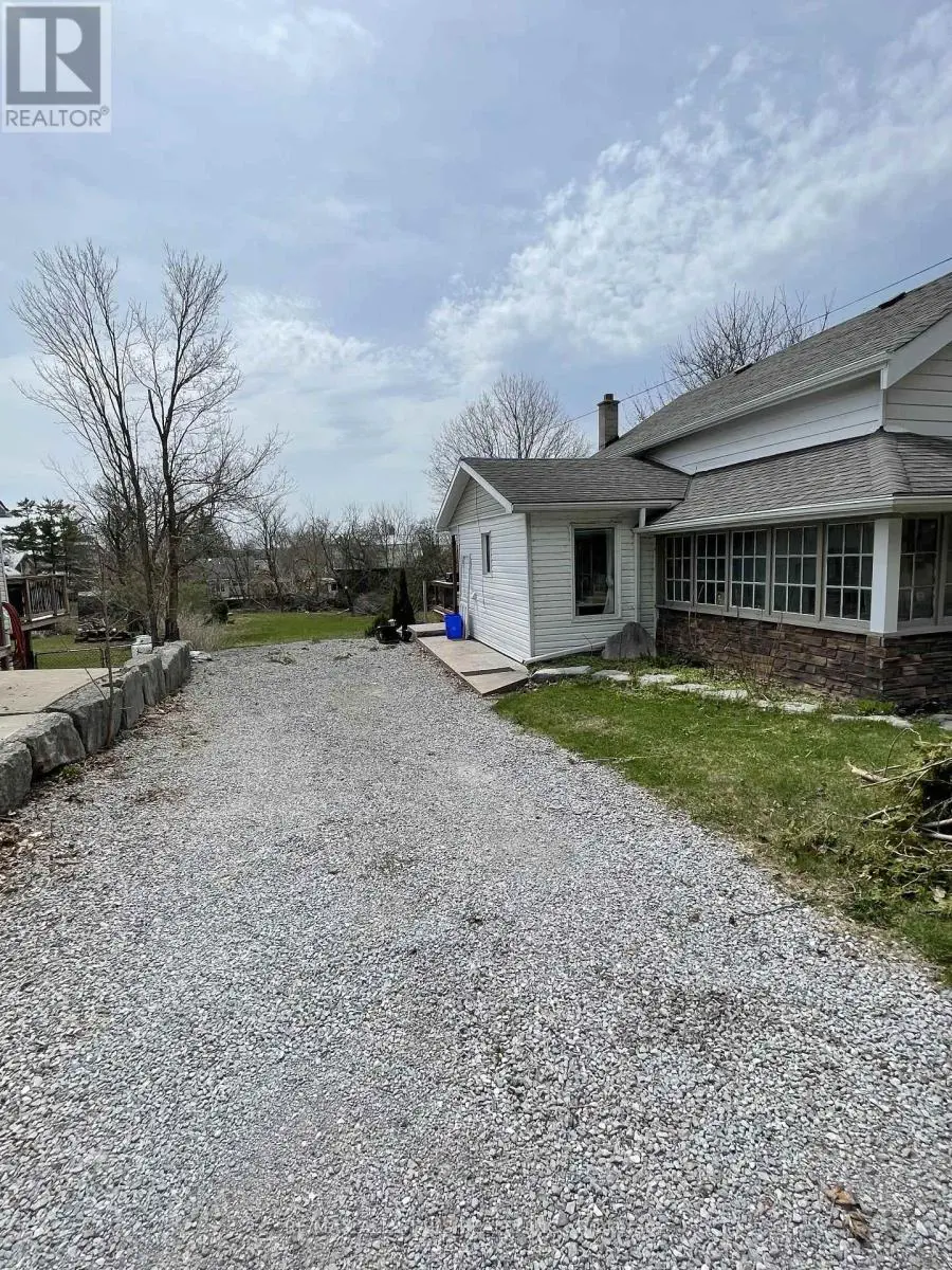 32 Bond Street E, Kawartha Lakes, Ontario  K0M 1N0 - Photo 2 - X12016599