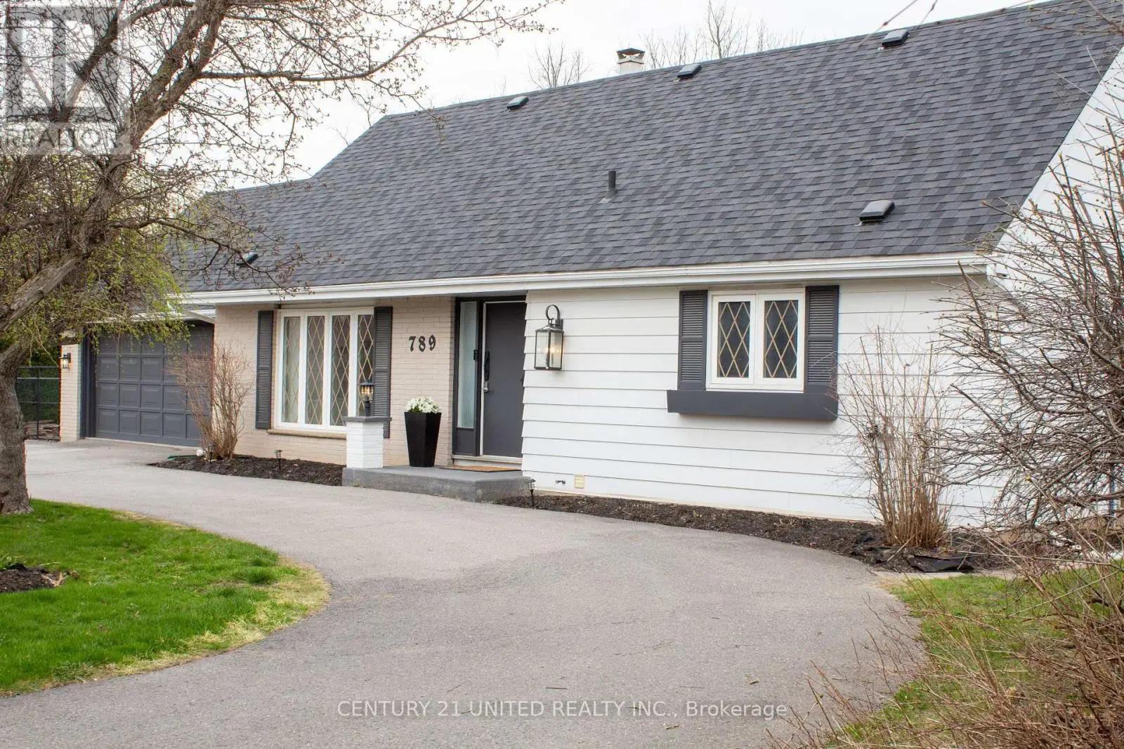 789 Parkhill Road W, Peterborough West, Ontario  K9J 7R5 - Photo 2 - X12111370