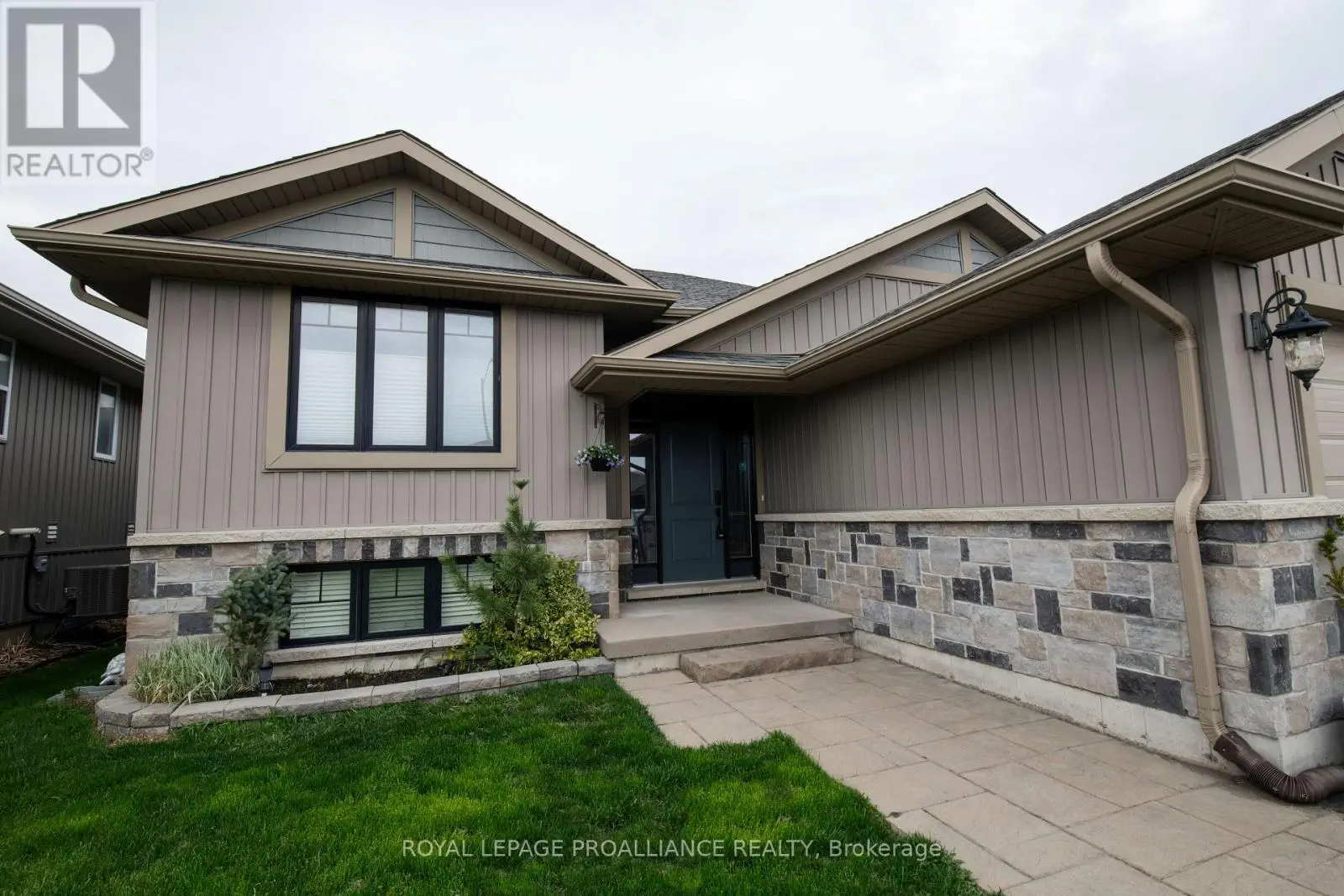 28 Butternut Court, Belleville, Ontario  K8P 0C5 - Photo 2 - X12116976