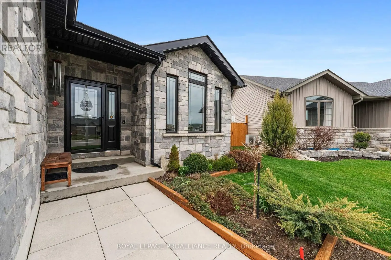 74 Deacon Place, Belleville, Ontario  K8P 5G4 - Photo 3 - X12108207