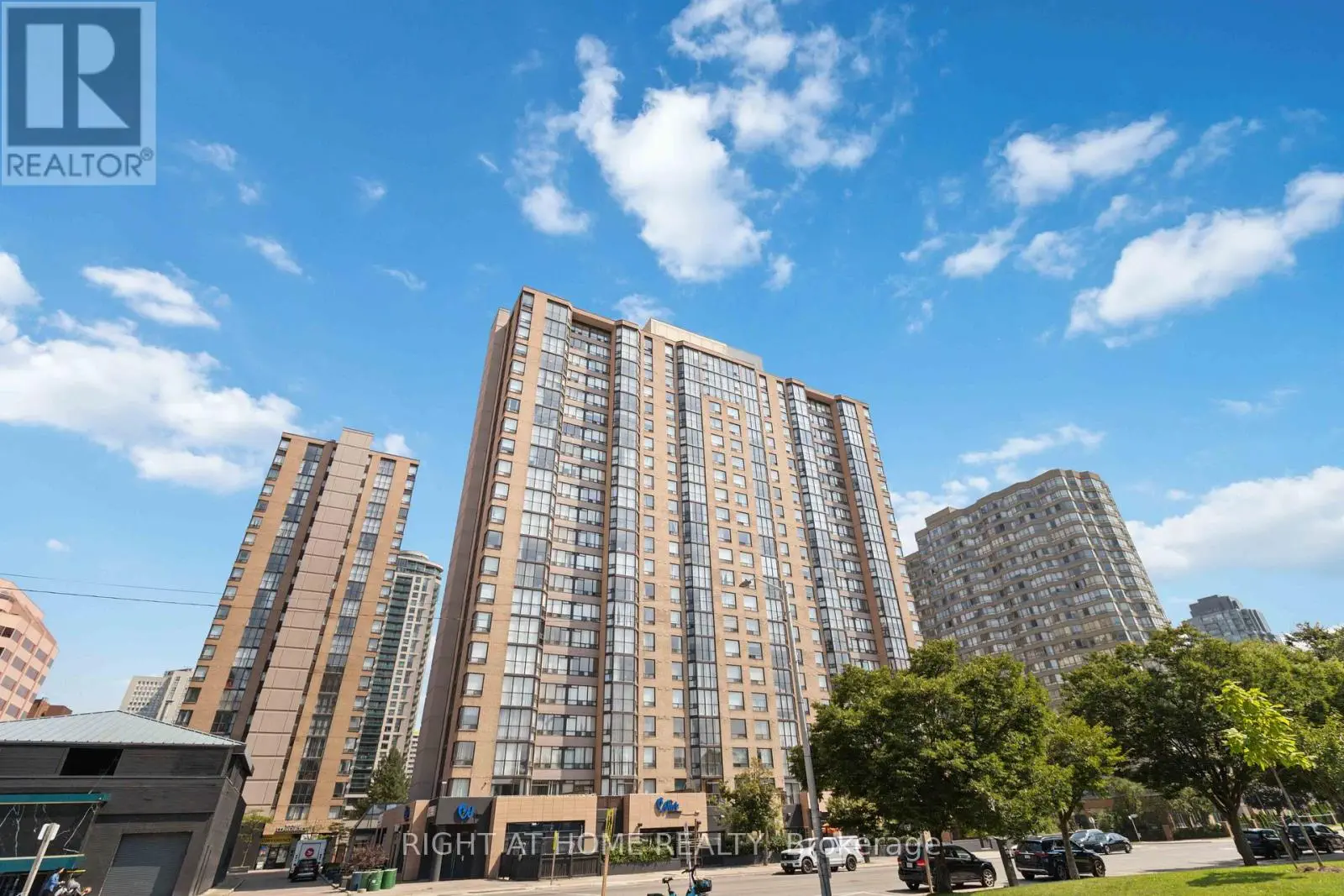 611 - 285 Enfield Place, Mississauga, Ontario  L5B 3Y6 - Photo 2 - W12119520