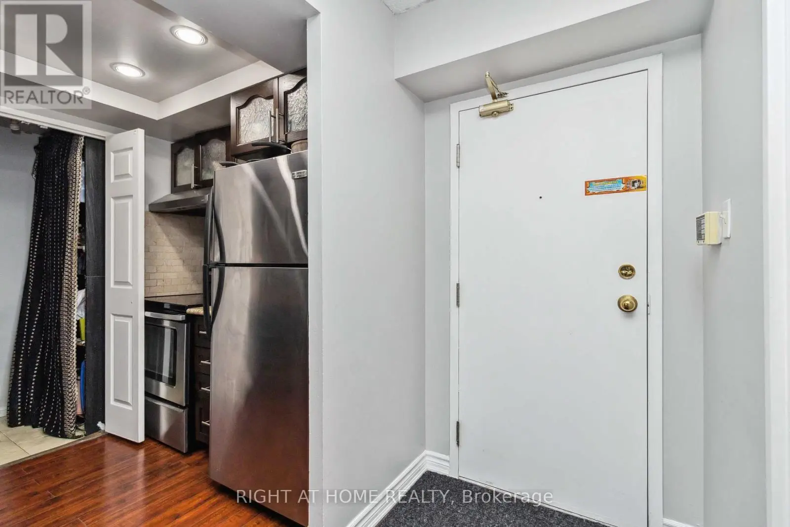 611 - 285 Enfield Place, Mississauga, Ontario  L5B 3Y6 - Photo 3 - W12119520