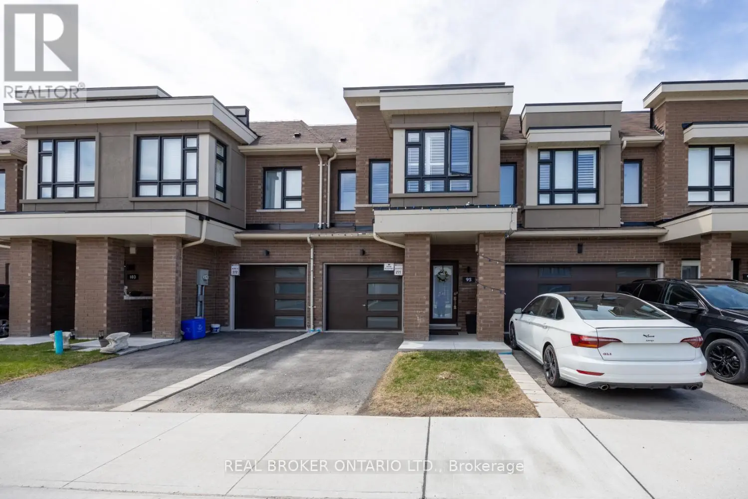 95 Caspian Square, Clarington, Ontario  L1C 7G3 - Photo 2 - E12119747