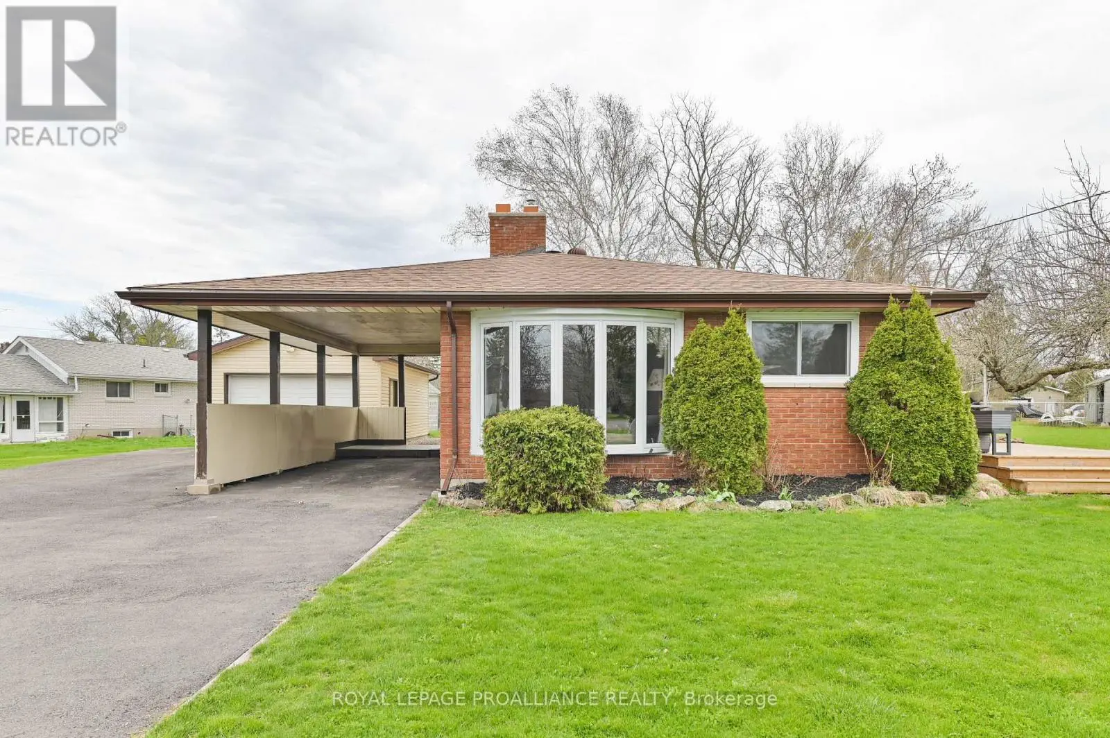 16 Thurlow Drive, Belleville, Ontario  K8N 0N8 - Photo 3 - X12120424