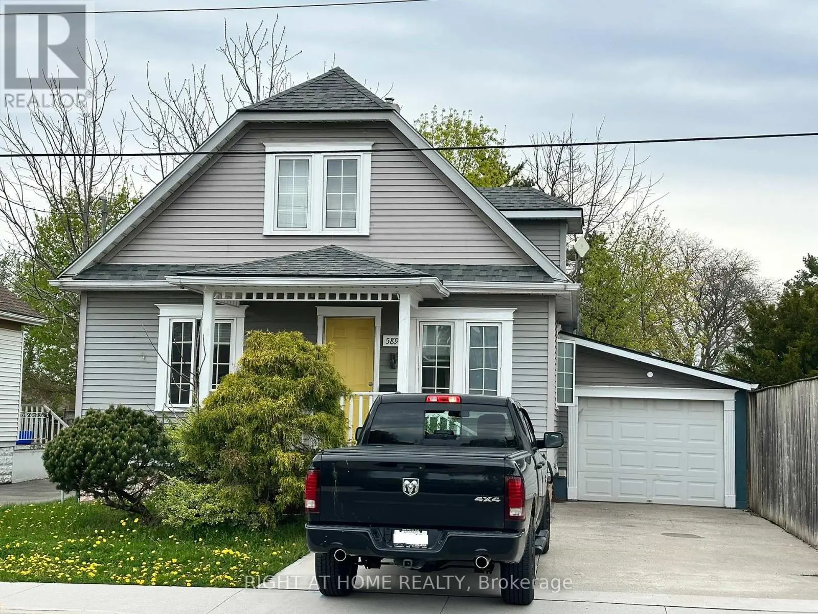 5893 Prospect Street, Niagara Falls, Ontario  L2G 1G9 - Photo 1 - X12122073