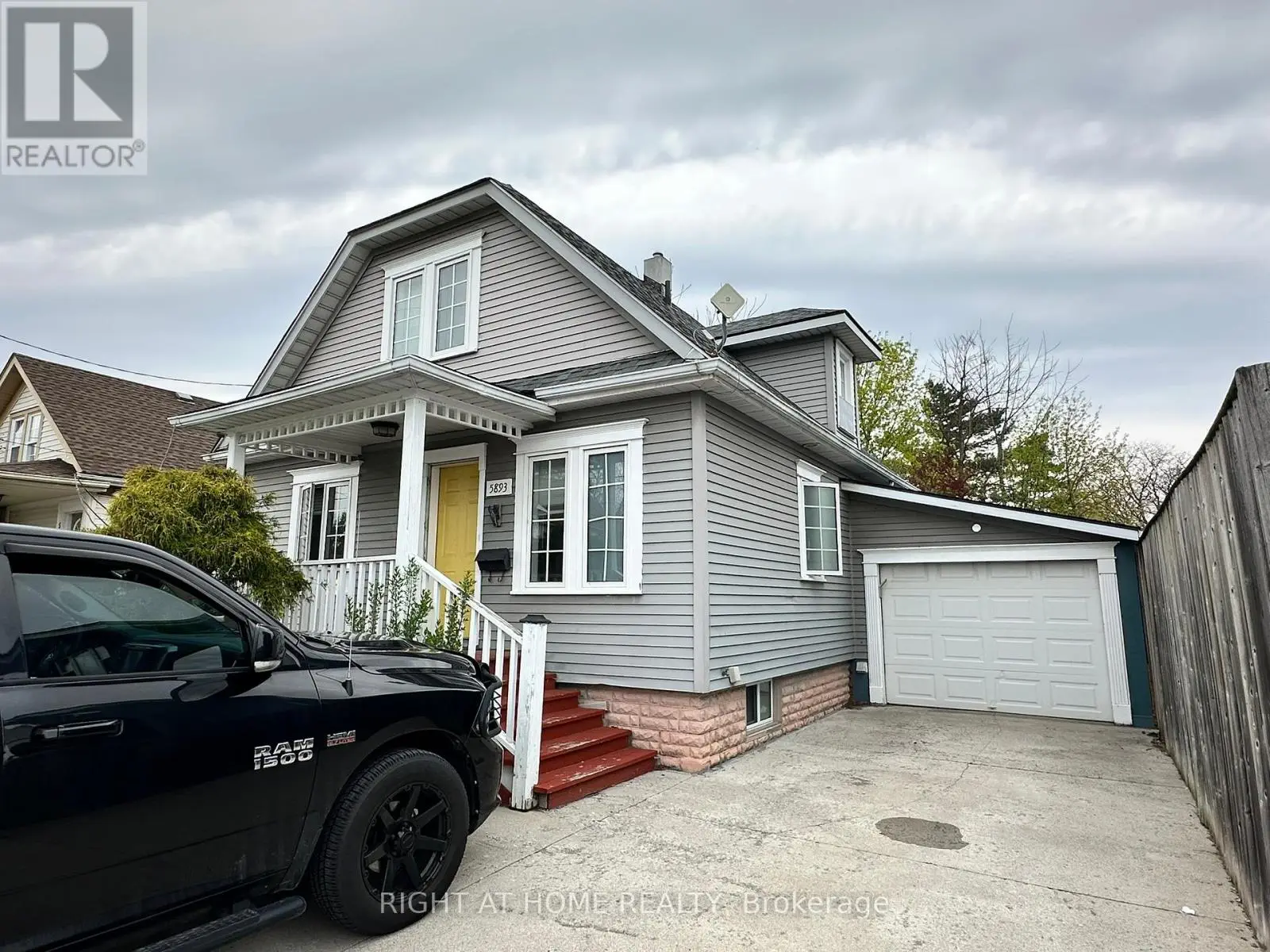 5893 Prospect Street, Niagara Falls, Ontario  L2G 1G9 - Photo 2 - X12122073