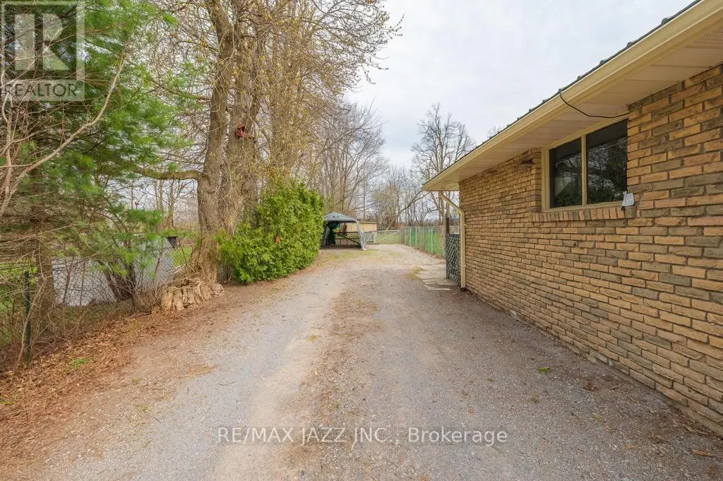 62 Manvers Drive, Kawartha Lakes, Ontario  L0B 1K0 - Photo 2 - X12122268