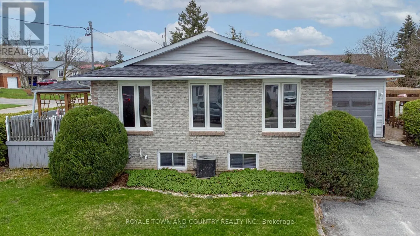 27 Hillside Drive, Kawartha Lakes, Ontario  K9V 1A3 - Photo 1 - X12124270