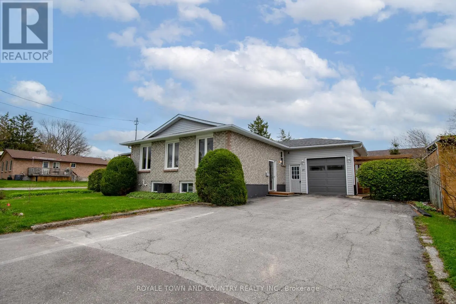 27 Hillside Drive, Kawartha Lakes, Ontario  K9V 1A3 - Photo 3 - X12124270