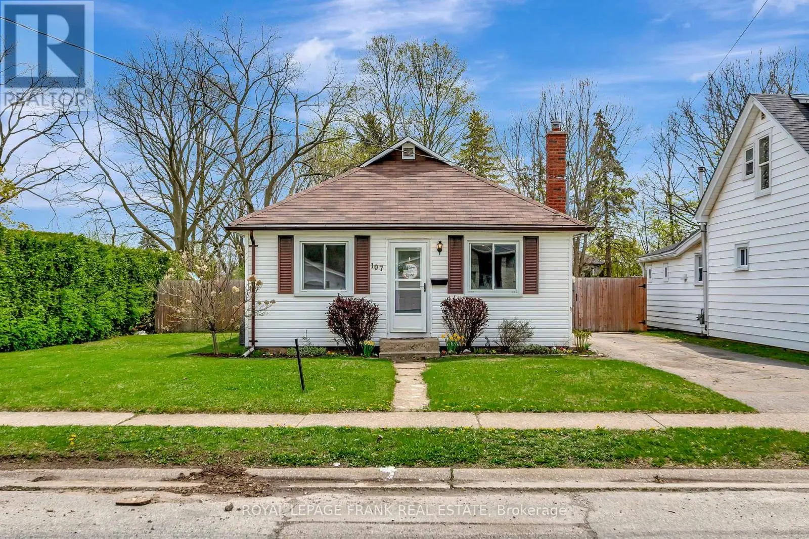 107 Fulton Street, Brantford, Ontario  N3R 4E9 - Photo 1 - X12124304