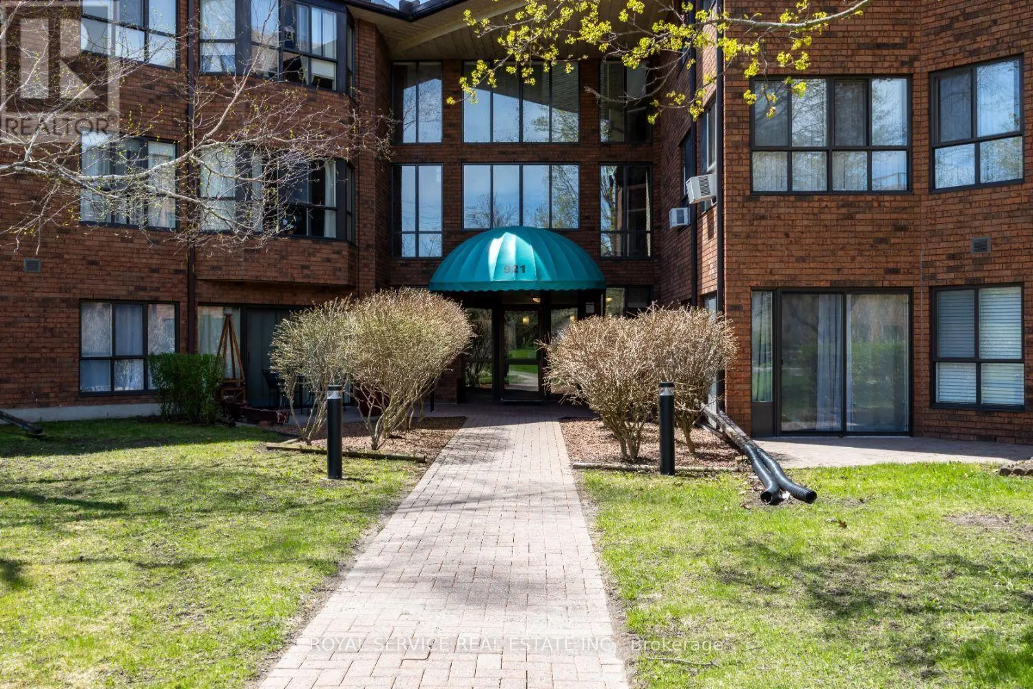 215 - 921 Armour Road, Peterborough East, Ontario  K9H 7K5 - Photo 2 - X12006017